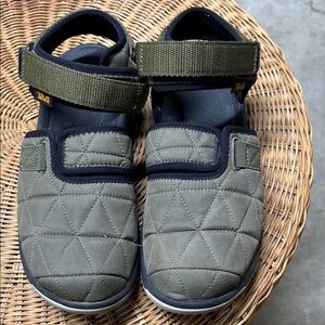 Teva ladies shoe. Quilted toe open back